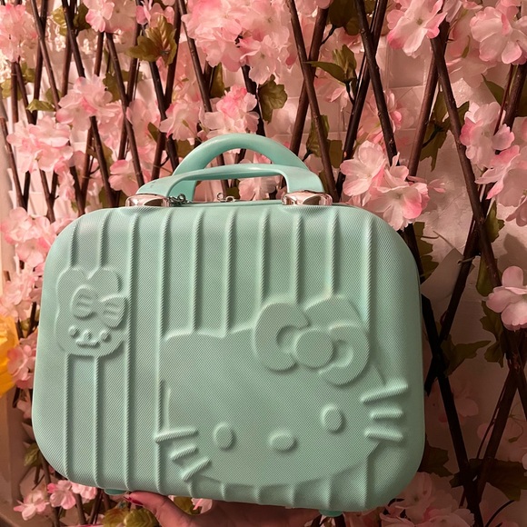 Hello Kitty travel case - Picture 2 of 4
